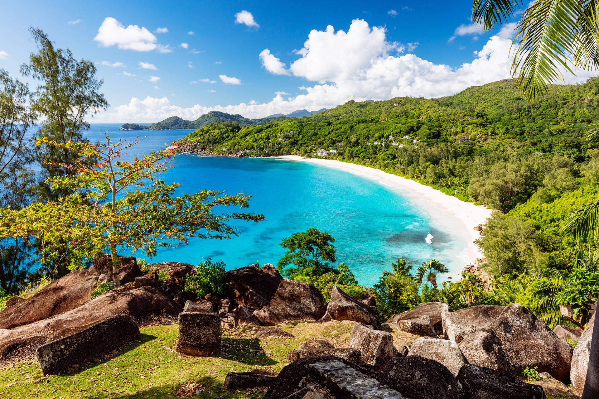 PLOT WITH FANTASTIC VIEW ON ANSE INTENDANCE - 1 OF THE 5 BEST BEACHES OF THE WORLD