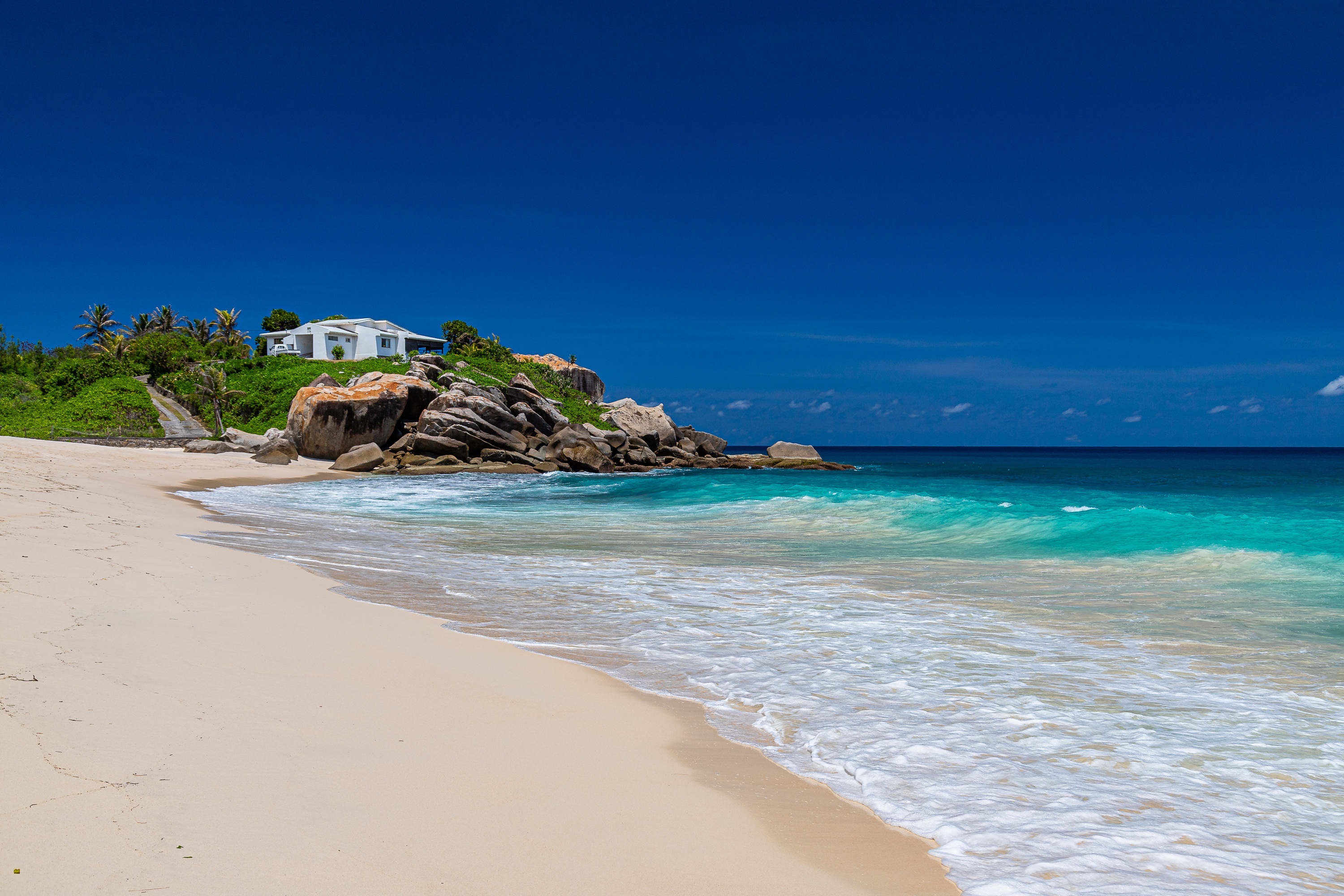 PLOT ON THE FIRST LINE OF AMAZING ANSE NORD D'EST BEACH